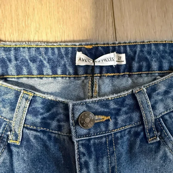 Avec Les Filles Jeans bootcut distressed NWT Ripped hem & knees Split Hem Sz 27